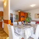 2 Bedroom Beach Front Apartment In Pula Apartman