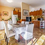 2 Bedroom Beach Front Apartment In Pula Apartman *