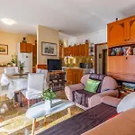 2 Bedroom Beach Front Apartment In Pula Póla