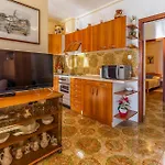 2 Bedroom Beach Front Apartment In Pula Apartman