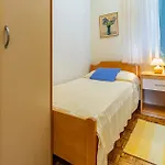 2 Bedroom Beach Front Apartment In Pula Póla