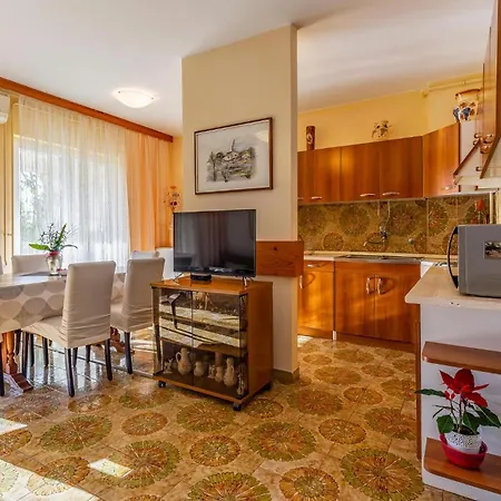 2 Bedroom Front In *