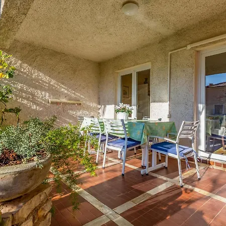 2 Bedroom Beach Front Apartment In Pula Póla