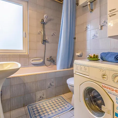 2 Bedroom Front In *