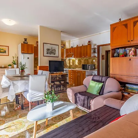 2 Bedroom Front In Pula